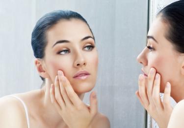 食用盐洗脸这种方法比较适合与男士使用。在洗脸之前先将